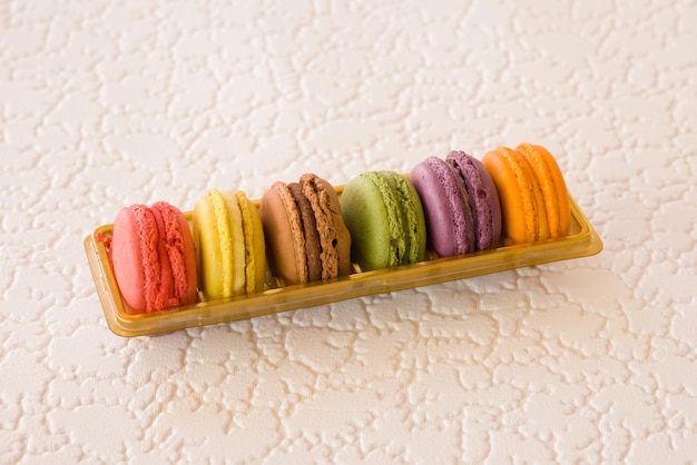 Bunte Macarons auf dem Tisch