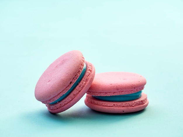 Bunte Macarons auf einem blauen Hintergrund