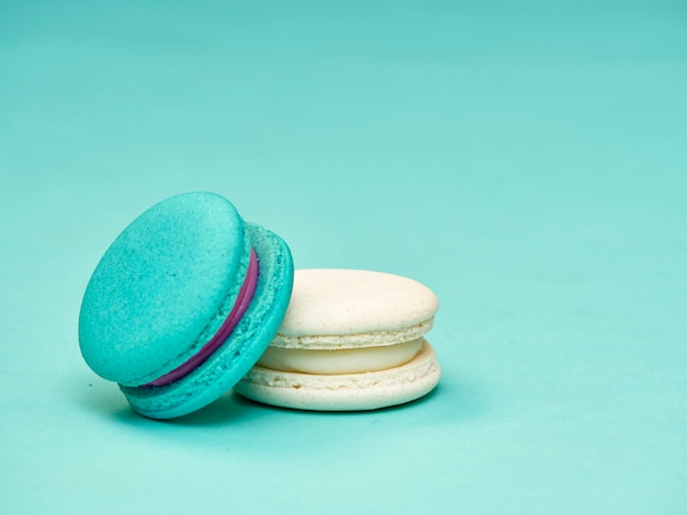 Bunte Macarons auf einem blauen Hintergrund