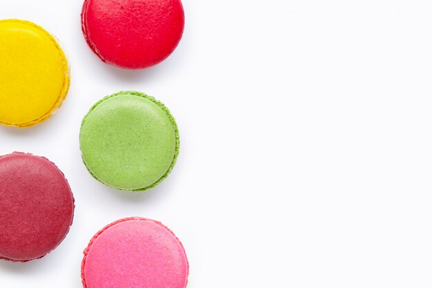 Bunte macarons getrennt auf Weiß