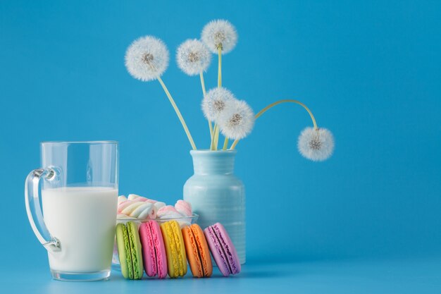 Bunte Macarons in der transparenten Tasse auf Tisch