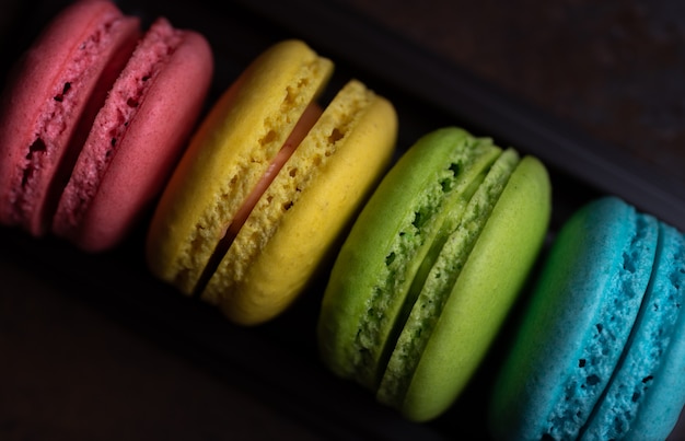 Bunte Macarons in einem Tablett