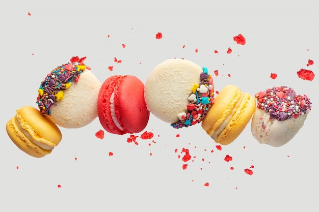 Bunte Macarons-Kekse. Französische Kuchen Süße und bunte französische Makronen fallen oder fliegen in Bewegung. Mit Scheiben
