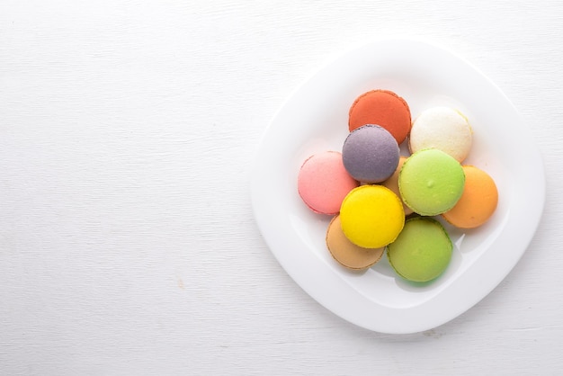 Bunte Macarons Kuchen auf einem hölzernen Hintergrund Ansicht von oben Freier Platz für Ihren Text