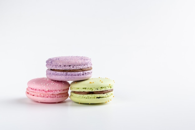 Bunte Macarons lokalisiert auf weißem Tisch