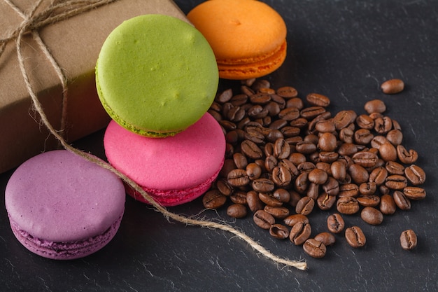 Bunte Macarons mit gerösteten Kaffeebohnen