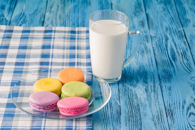 Bunte Macarons und Milch