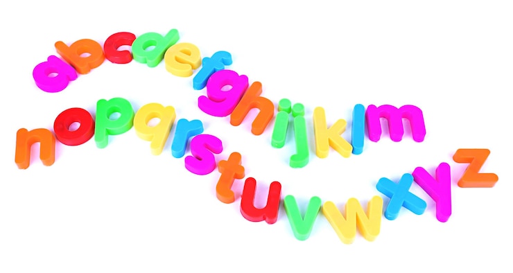 Foto bunte magnetische buchstaben getrennt auf weiß