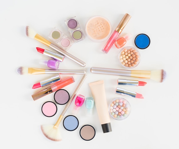 Bunte Make-up-Flat-Lay-Szene