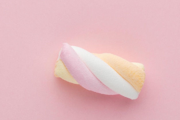 Bunte Marshmallows auf pastellfarbenem Hintergrund