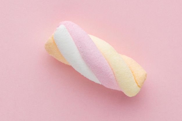 Bunte Marshmallows auf Pastellhintergrund.