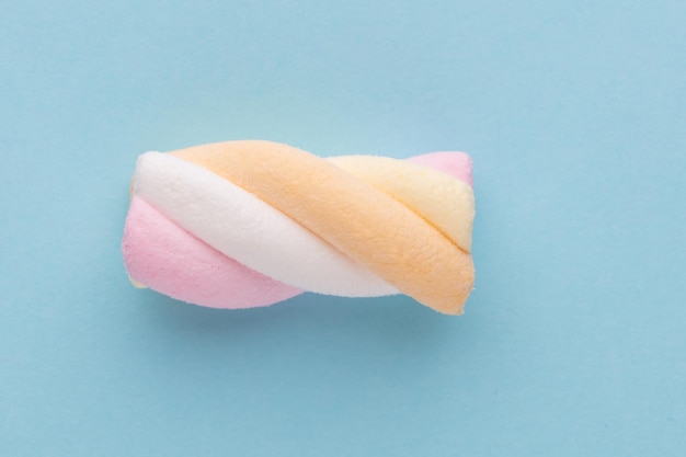 Bunte Marshmallows auf Pastellhintergrund.