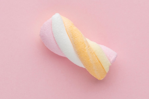 Bunte Marshmallows auf Pastellhintergrund.