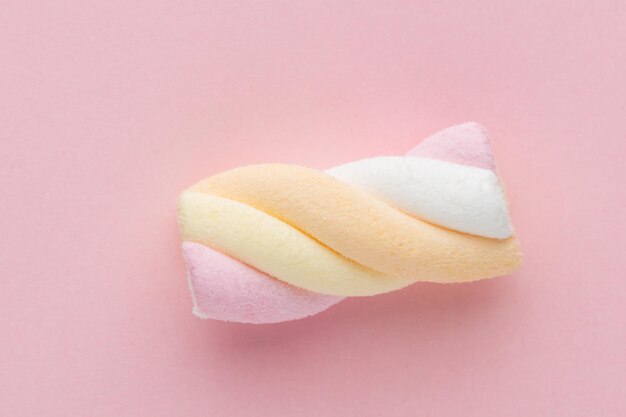 Bunte Marshmallows auf Pastellhintergrund.