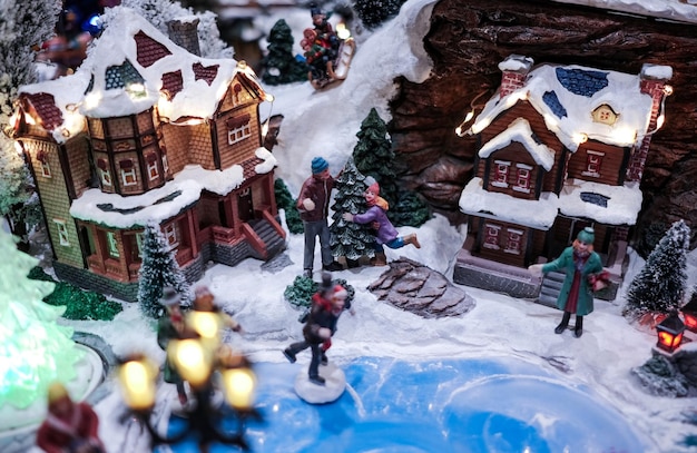 Bunte Miniatur-Weihnachtsdorf-Anzeige