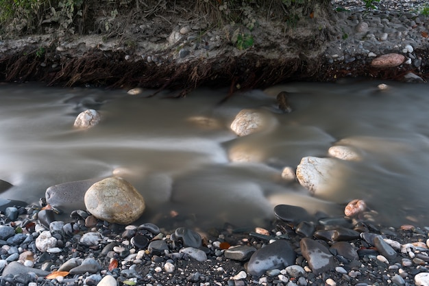 Bunte Morgendämmerung am Bergfluss