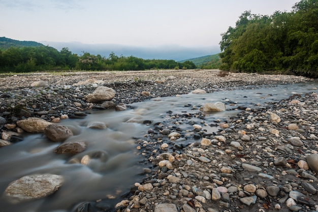 Bunte Morgendämmerung am Bergfluss