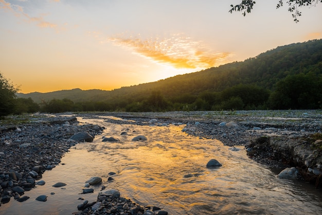 Bunte Morgendämmerung am Bergfluss