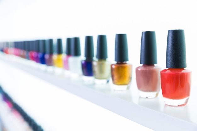 bunte Nagellackfarben in Folge am Nagelsalon auf Weiß