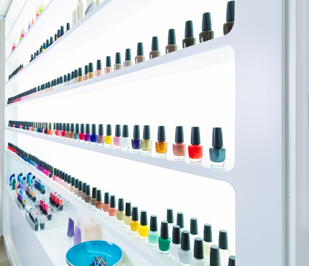 bunte Nagellackfarben in Folge am Nagelsalon auf Weiß