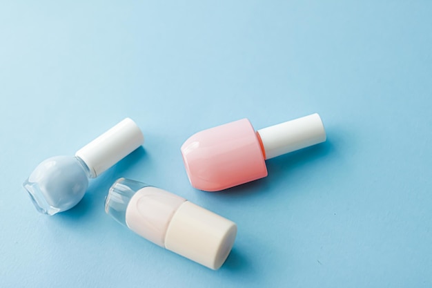 Bunte Nagellackflaschen auf blauem Hintergrund Bio-Make-up und Kosmetikprodukte für Schönheitsmarken