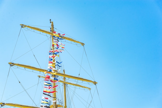 Bunte nautische Segelfahnen, die im Wind fliegen