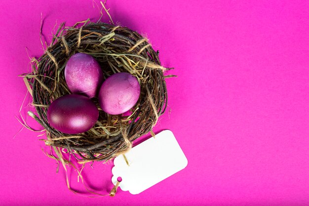 Bunte Oberfläche mit Ostereiern auf rosa Oberfläche