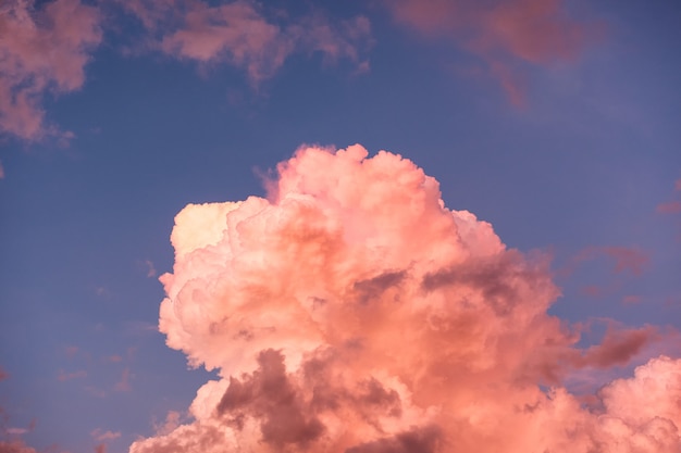 Bunte orange Wolkengruppe glänzend im blauen Himmel