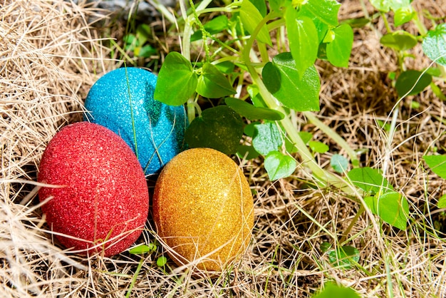 Bunte Ostereier auf dem Rasen Frohe Ostern