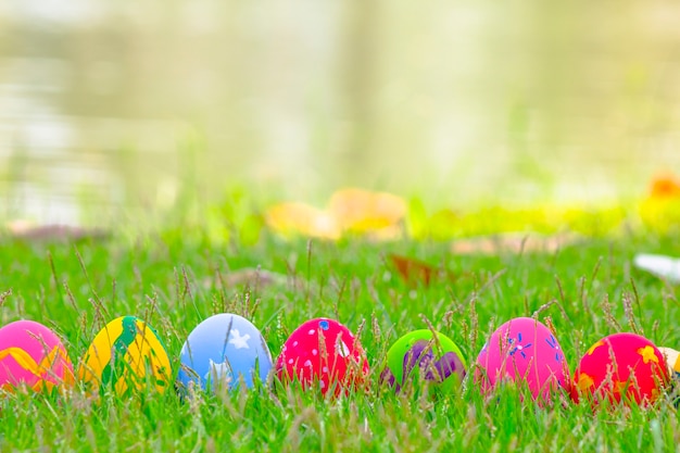 Bunte Ostereier im Gras auf dem Grün