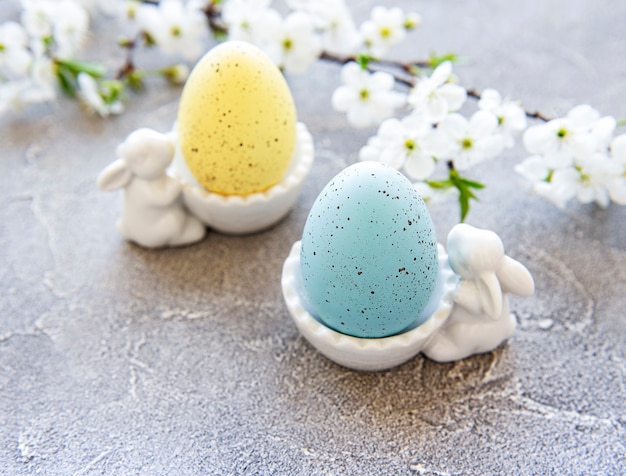 Bunte Ostereier im Stand mit keramischen Osterhasenfiguren