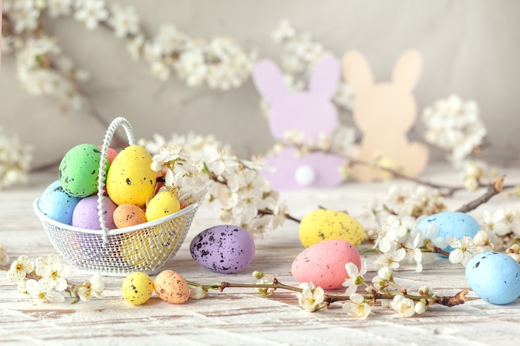 Foto bunte ostereier in einem weißen korb verziert mit blütenfrühling der kirschblüte