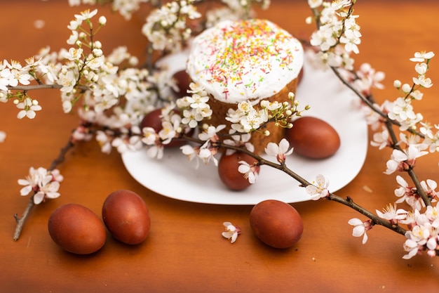 Bunte Ostereier mit Frühlingsblütenblumen. Farbiges Ei Feiertagsgrenze. Osterkuchen.