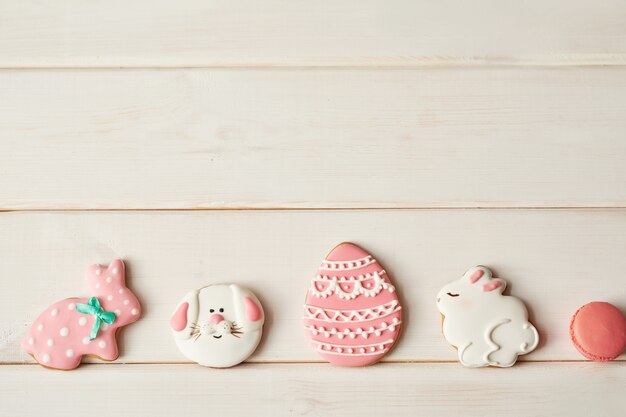 Bunte Osterplätzchen und rosa Macaron