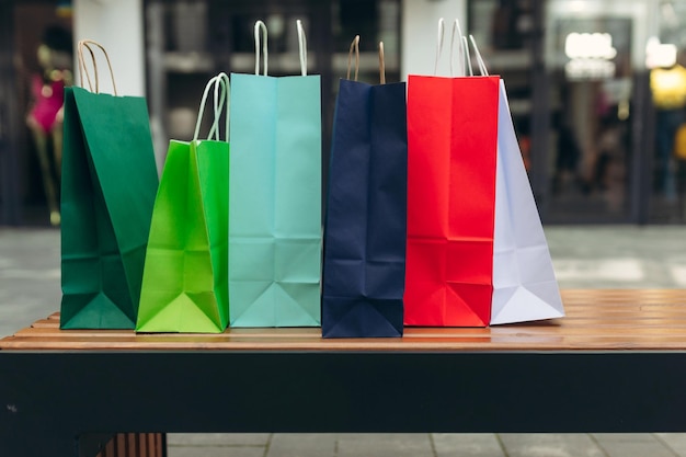 Bunte Papiereinkaufstüten auf der Straße shopaholic Person im Einkaufszentrum