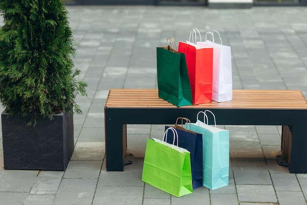 Bunte Papiereinkaufstüten auf der Straße shopaholic Person im Einkaufszentrum