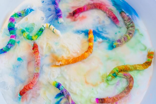 Foto bunte papierwürmer. sensorische entwicklung und erlebnisse mit thematischen aktivitäten zur entwicklung der feinmotorik von kindern