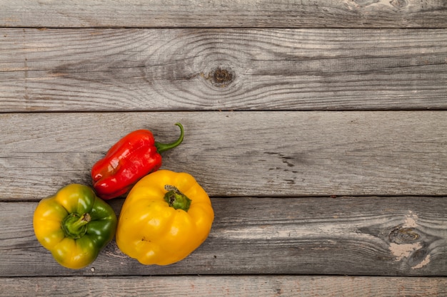 bunte Paprika auf Holztisch