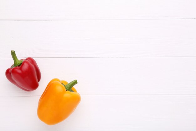 Bunte Paprika auf weißem Holztisch. Bunter Paprika auf Holz