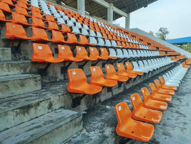 Bunte Plastiksitze am Stadion.