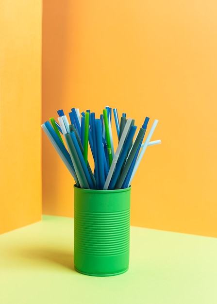 Foto bunte plastikstrohsammlung in der dose