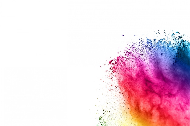 Bunte Pulverexplosion auf weißem Hintergrund.