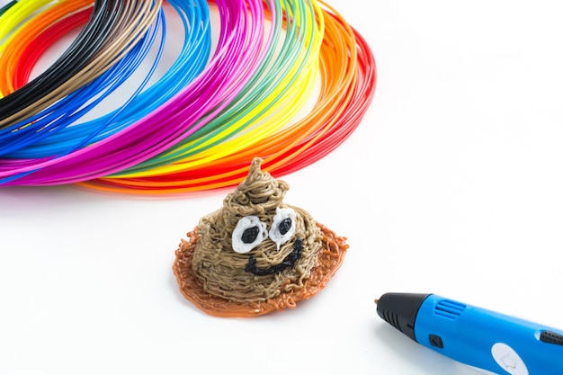 Bunte Regenbogen-Kunststofffäden mit 3D-Stift, die auf Weiß legen Neues Spielzeug für Kinder 3D-Gemälde und Figuren mit ihren eigenen Händen