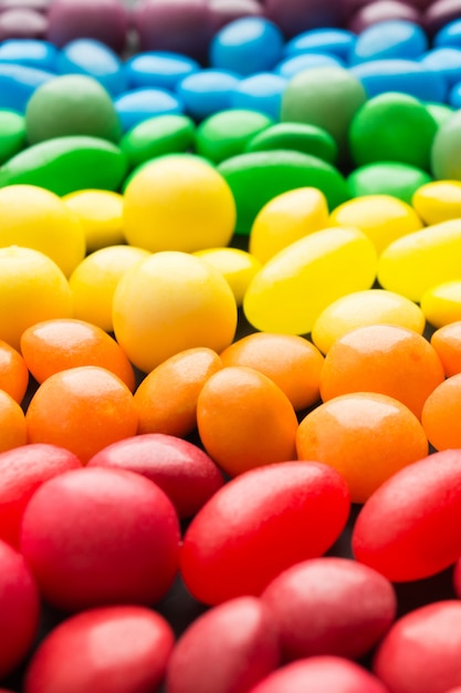 Bunte Regenbogenbonbons mit selektivem Fokus