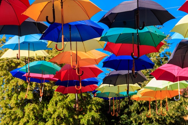 Bunte Regenschirme auf der Stadtstraße. Die Stadtstraße ist mit vielen bunten offenen Regenschirmen geschmückt