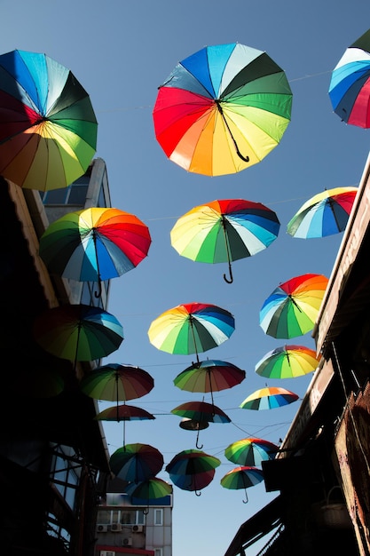 Bunte Regenschirme, die in der Straßendekoration des Himmels verwendet werden