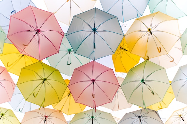 Foto bunte regenschirmstraßendekoration des abstrakten hintergrundes in der windbewegung - pastelleffekt