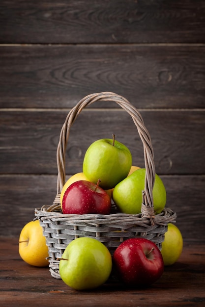 Bunte reife Apfelfrüchte im Korb