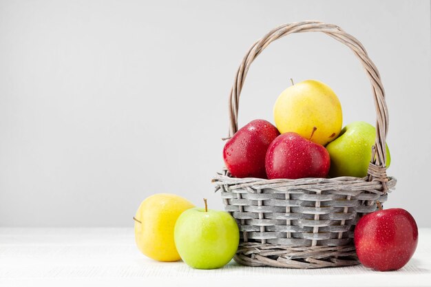 Bunte reife Apfelfrüchte im Korb