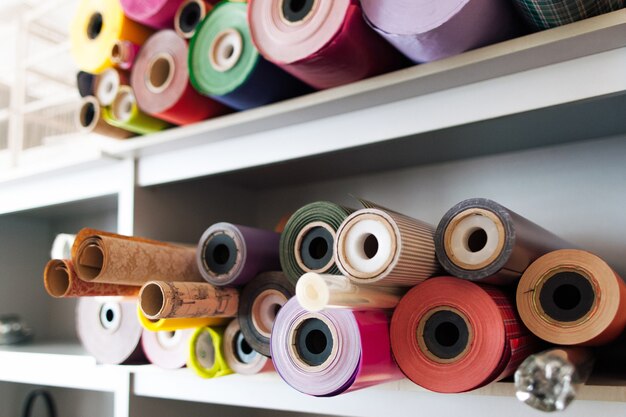 Bunte Rollen Geschenkpapier. Schaufenster im Laden.